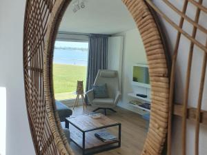坎珀兰Cosy holiday home on Lake Veere with the beach right at your doorstep的客厅配有椅子和镜子