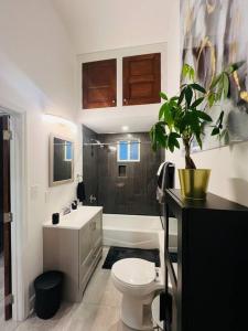 新奥尔良Fab lil home Central to all NOLA / near City Park的浴室配有白色卫生间和盥洗盆。