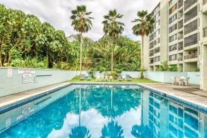 希洛Maunaloa Shores 109的棕榈树酒店的一个游泳池