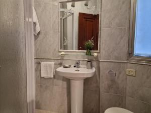 拉科萨Apartamento Raxobrisamar的一间带水槽和镜子的浴室