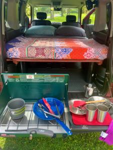 Ah Fong VillageGo Camp Maui的开敞的货车厢,车厢内装有盘子和器 ⁇ 