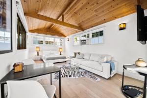 洛杉矶Prestige Studio City Estate的客厅配有白色家具和木制天花板
