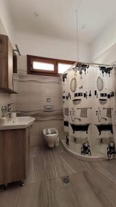 帕尔加Valeriana Studios的浴室配有水槽、卫生间和浴帘