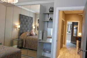 惠特利湾约克之家酒店的卧室配有镜子,位于床边