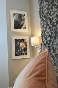 惠特利湾约克之家酒店的卧室配有两张墙上的照片和一张床