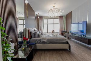 艾卜哈فلل المدينة العالية الجديدة High City Villa VIP的一间卧室配有一张大床和一台平面电视