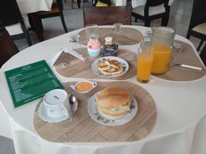 伊基托斯Amazon Lodge Varillal的一张桌子,上面放着一盘早餐食品和橙汁