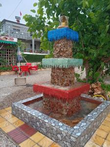 伊夫兰Motel Ain Mersa的庭院中央的喷泉