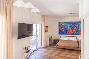 巴里MELO 48的卧室配有一张床,墙上挂有绘画作品