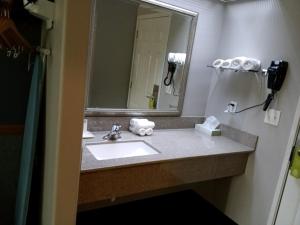 哥伦布市Platte Valley Inn的一间带水槽和镜子的浴室