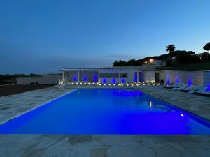 奥尔吉亚塔Euphoria Resort的夜晚的游泳池,灯光蓝色