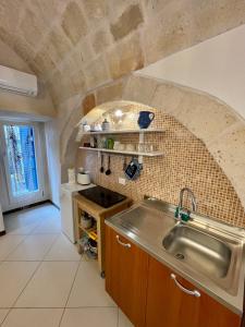 莫诺波利Dimora Aversa的厨房配有水槽和台面