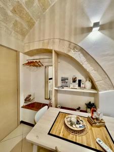 莫诺波利Dimora Aversa的一间带桌子和拱门的用餐室