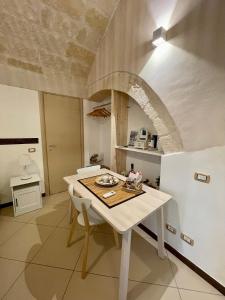 莫诺波利Dimora Aversa的带拱门的厨房内的白色桌椅