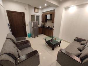 伊斯兰堡Spacious private ,Family 1BR Apt/Netflix/wifi/的客厅配有两张沙发和一张咖啡桌