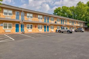 福尔斯彻奇Motel 6-Falls Church, VA - Arlington Boulevard的前面有停车位的大楼