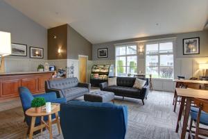 吉格港韦斯利旅馆及套房贝斯特韦斯特酒店的客厅配有蓝色的沙发和桌子