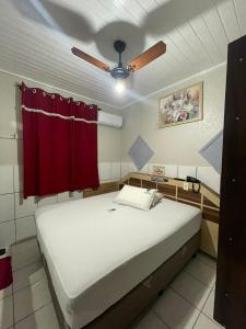 圣保罗Hotel Diamantina Av Brigadeiro Bela Vista SP的配有吊扇的客房内的一张床位