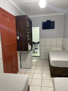 圣保罗Hotel Diamantina Av Brigadeiro Bela Vista SP的一间卧室设有两张床、一个水槽和镜子
