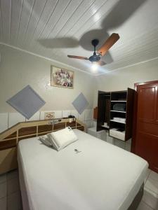 圣保罗Hotel Diamantina Av Brigadeiro Bela Vista SP的一间卧室配有一张床和吊扇
