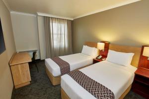 开普敦StayEasy Century City的酒店客房设有两张床和窗户。