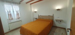 塔拉蒙迪ALOJAMIENTOS EL CASTRO的白色的客房设有窗户,配有橙色的床。
