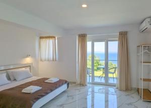 阿菲托斯Blue Dream Afytos的一间卧室配有一张床,享有海景