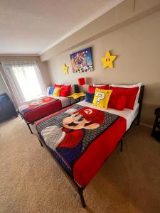 洛杉矶Mario & Harry Potter Loft Universal Studios 10min loft apartment的一间卧室,配有两张床