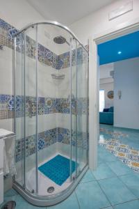 米诺利Casa Sammarco的一间铺有瓷砖地板的客房内的淋浴间