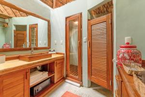 图卢姆Ahau Tulum的一间带水槽和镜子的浴室