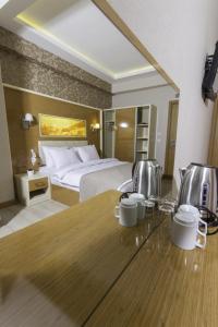 伊斯坦布尔mars hotel的酒店客房带一张床、一张桌子和椅子