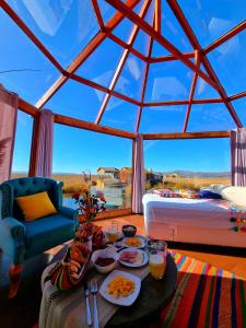 普诺KAY PACHA LODGE lago titicaca All Inclusive的一间设有餐桌和一张床铺的房间