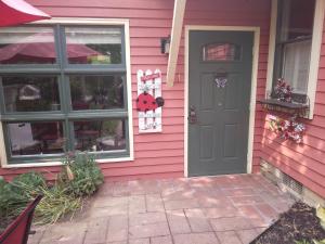 纳什维尔Betty Lous Garden的粉红色的房子,设有蓝色的门和窗户