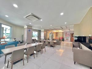 台中市美之旅商务饭店的一间带长桌和椅子的用餐室