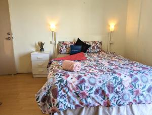 阿德莱德Studio 22 Wright Lodge的一间卧室配有一张带花卉床罩的大床