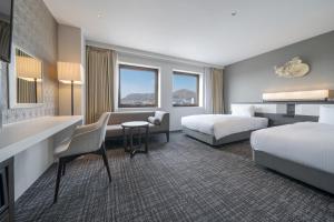 函馆函馆普乐美雅凯宾总统酒店的酒店客房配有两张床和一张书桌