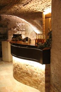 班贝格桑德老城宫公寓的厨房配有带瓶装葡萄酒的吧台