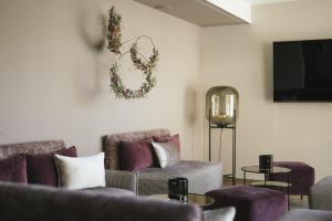 拉布拉Residence Sonja - Apartment Fagus的客厅配有沙发,墙上有花圈