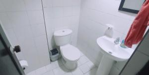 卡利CASA VASCAN的白色的浴室设有卫生间和水槽。