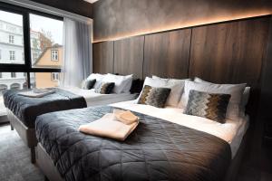 雷克雅未克B14 Apartments & Rooms的酒店客房设有两张床和大窗户。