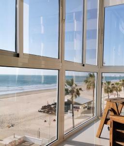 加的斯Quiero Cádiz的客房设有窗户,享有海滩美景。