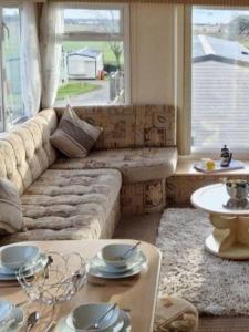 利文-法夫Decker’s的带沙发和大窗户的客厅