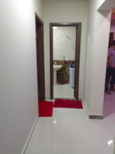 Al Ḩammādشاليه سياحي بمارينا دلتا لاجونز المنصورة الجديدة的一间设有镜子和红色地毯的房间