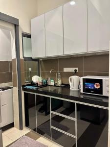 Cozy 2 BR Apartment w/ Pool Gym Wi-Fi & Work Space的厨房或小厨房