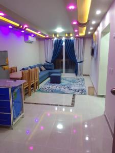Al Ḩammādشاليه سياحي بمارينا دلتا لاجونز المنصورة الجديدة的客厅配有沙发和桌子