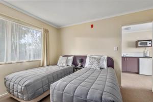 马斯特顿BK霞多丽汽车旅馆的一间卧室设有两张床和窗户。