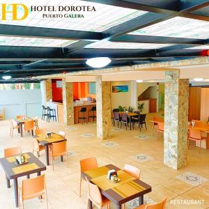 波尔多·格尼拉Hotel Dorotea的一间带桌椅的餐厅和一间自助餐厅