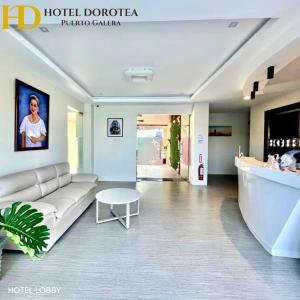 波尔多·格尼拉Hotel Dorotea的客厅配有沙发和桌子