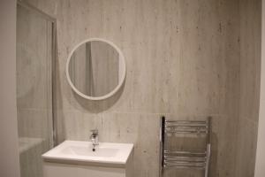 埃奇韦尔Comfortable Stone Bay window Private bathroom Ensuite Double Bedroom的一间带水槽和镜子的浴室