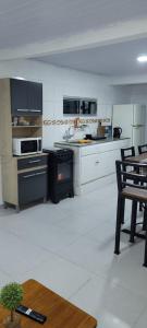 派桑杜Apartamento Romian的厨房配有炉灶和炉灶。 顶部烤箱